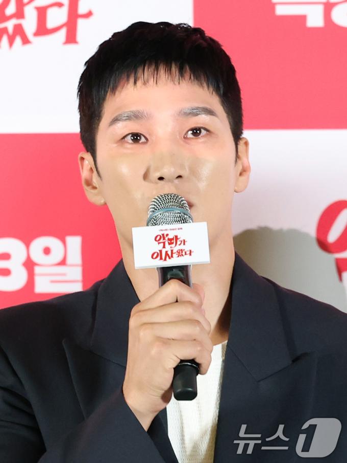 배우 안보현이 6일 서울 용산구 CGV용산아이파크몰에서 열린 영화 '악마가 이사왔다‘(감독 이상근) 언론시사회에 참석해 인사말을 하고 있다. '악마가 이사왔다'는 새벽마다 악마로 깨어나는 선지(임윤아 분)를 감시하는 기상천외한 아르바이트를 하게 된 청년 백수 길구(안보현 분)의 영혼 탈탈 털리는 이야기를 담은 악마 들린 코미디다. 2025.8.6/뉴스1 ⓒ News1 권현진 기자