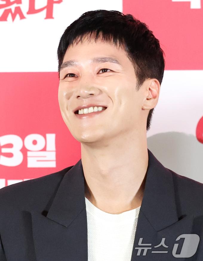 배우 안보현이 6일 서울 용산구 CGV용산아이파크몰에서 열린 영화 '악마가 이사왔다‘(감독 이상근) 언론시사회에 참석해 미소를 짓고 있다. '악마가 이사왔다'는 새벽마다 악마로 깨어나는 선지(임윤아 분)를 감시하는 기상천외한 아르바이트를 하게 된 청년 백수 길구(안보현 분)의 영혼 탈탈 털리는 이야기를 담은 악마 들린 코미디다. 2025.8.6/뉴스1 ⓒ News1 권현진 기자