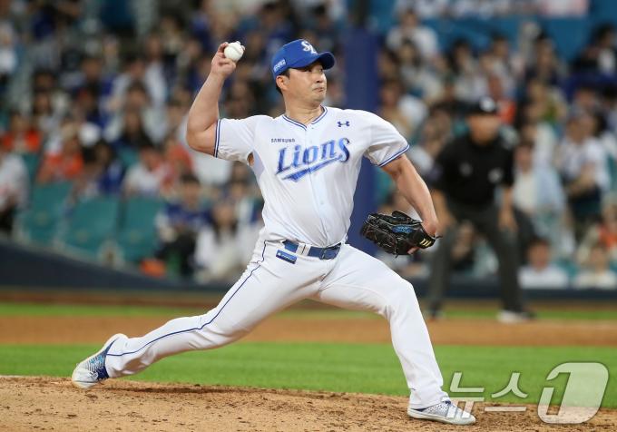 26일 오후 대구 수성구 삼성라이온즈파크에서 열린 프로야구 '2025 신한 SOL뱅크 KBO 리그' 한화 이글스와 삼성 라이온즈의 경기, 3대1로 뒤진 8회말 삼성 마운드에 오른 오승환이 역투하고 있다. 2025.6.26/뉴스1 ⓒ News1 공정식 기자