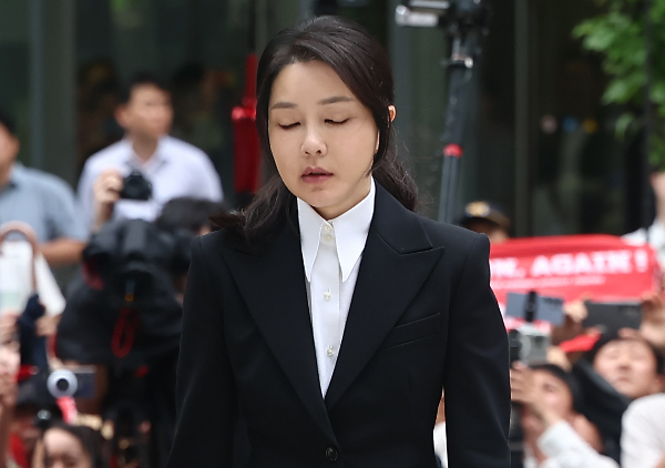 민중기 특별검사팀이 김건희 여사를 '피의자'라고 칭하며 조사 중인 가운데 아직 심야 조사 여부는 미정인 것으로 알려졌다. 사진은 윤석열 전 대통령 부인 김건희 여사가 6일 서울 종로구에 마련된 김건희 특검팀(특별검사 민중기) 사무실로 조사를 받기 위해 출석하는 모습. /사진=뉴스1