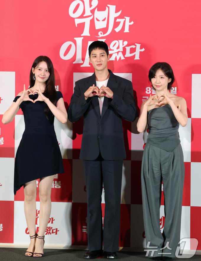 배우 임윤아(왼쪽부터)와 안보현, 주현영이 6일 서울 용산구 CGV용산아이파크몰에서 열린 영화 '악마가 이사왔다‘(감독 이상근) 언론시사회에 참석해 포즈를 취하고 있다. '악마가 이사왔다'는 새벽마다 악마로 깨어나는 선지(임윤아 분)를 감시하는 기상천외한 아르바이트를 하게 된 청년 백수 길구(안보현 분)의 영혼 탈탈 털리는 이야기를 담은 악마 들린 코미디다. 2025.8.6/뉴스1 ⓒ News1 권현진 기자