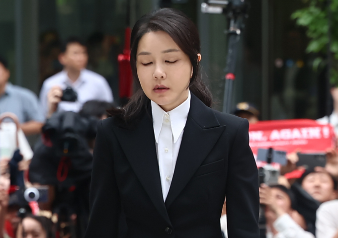 윤석열 전 대통령의 부인 김건희 여사에 대한 김건희 특검팀(특별검사 민중기)의 조사가 6일 오후 5시46분에 종료됐다. 사진은 김건희 여사가 6일 서울 종로구에 마련된 김건희 특검팀 사무실로 조사를 받기 위해 출석한 모습. /사진=뉴스1