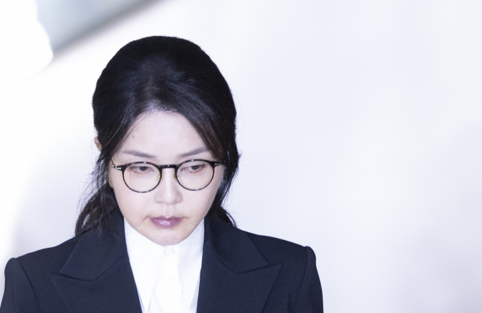 김건희 여사가 김건희 특검팀(특별검사 민중기) 1차 조사 마치고 귀가했다. 사진은 김 여사가 6일 서울 종로구 김건희 특검팀 사무실에서 피의자 신분으로 조사를 마친 후 밖으로 나선 모습. /사진=뉴시스