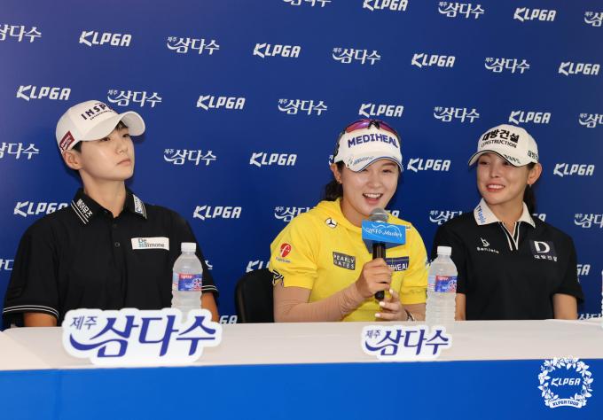 박현경이 6일 열린 KLPGA 투어 제주 삼다수 마스터스 공식 기자회견에서 질문에 답변하고 있다. (KLPGA 제공)