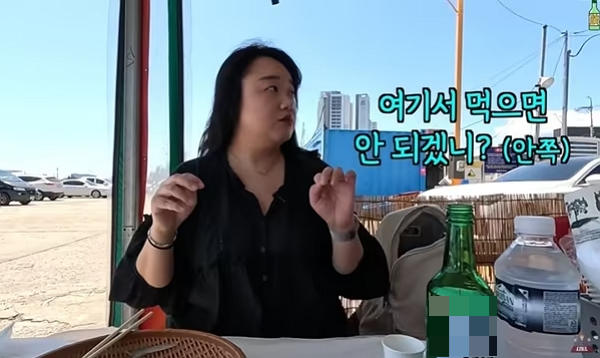 강원 속초 한 오징어 난전 식당이 불친절 논란에 휩싸였다. 사진은 강원 속초 한 오징어 난전 식당을 찾은 유튜버 모습. /사진=유튜브 채널 '김술포차' 캡처