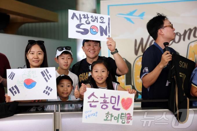손흥민을 반기는 LA 한인들ⓒ AFP=뉴스1