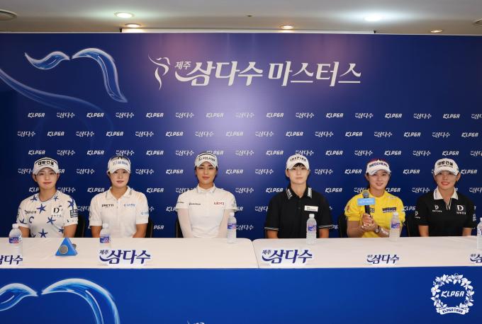 6일 열린 KLPGA 제주 삼다수 마스터스 기자회견에 참석한 임진영, 고진우, 윤이나, 박성현, 박현경, 현세린. (KLPGA 제공)