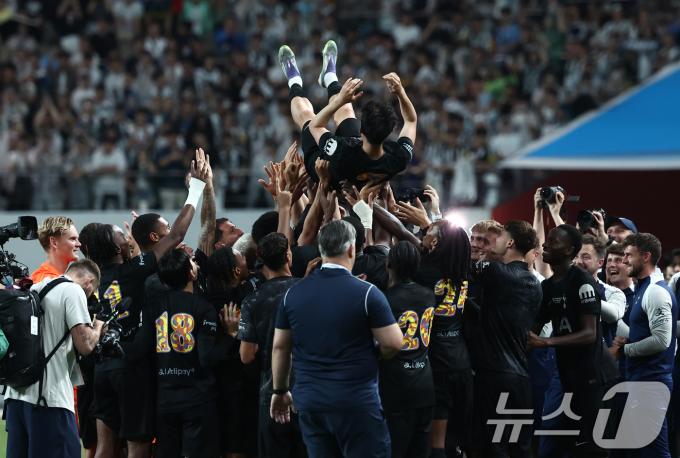 헹가래를 받는 손흥민. 2025.8.3/뉴스1 ⓒ News1 김민지 기자