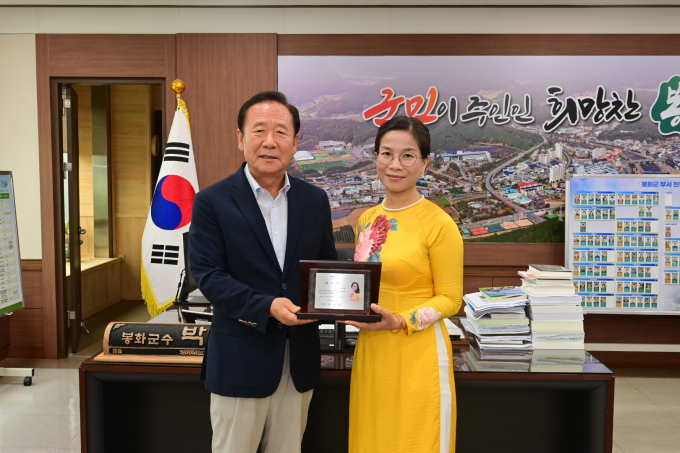 박현국 봉화군수(왼쪽)가 도 옥 루이엔 교수에 위촉패를 전달하고 있다./사진제공=경북 봉화군