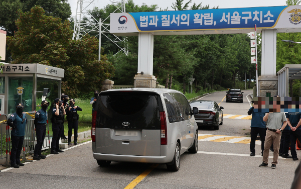 김건희 여사 의혹을 수사하는 김건희 특검팀이 윤석열 전 대통령 체포영장 재집행에 실패했다. 사진은 김건희 특검팀이 7일 오전 윤석열 전 대통령에 대한 체포영장 재집행을 위해 경기 의왕 서울구치소로 들어서고 있는 모습. /사진=뉴시스