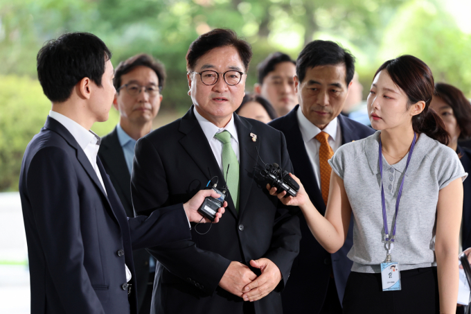 우원식 국회의장이 7일 서울 서초구 서울고등검찰청에 마련된 내란특검 사무실에 참고인 조사를 위해 출석하는 가운데 취재진 질문에 답하고 있다. /사진=뉴스1