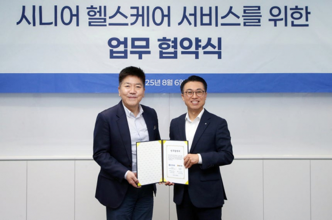강대오(오른쪽) 신한은행 자산관리솔루션그룹장과 김진태 GC케어 대표가 협약식에서 기념촬영하고 있다./사진=신한은