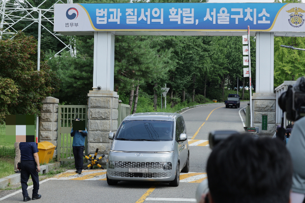 김건희 여사 관련 의혹을 수사하는 김건희 특검팀(특별검사 민중기)이 윤석열 전 대통령 체포영장 재집행에 실패한 가운데, 윤 전 대통령 측이 
