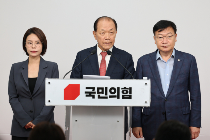 황우여 국민의힘 선거관리위원장이 7일 서울 여의도 국민의힘 당사에서 당대표 및 최고위원 후보자 예비경선 여론조사 결과를 발표하고 있다. /사진=뉴스1