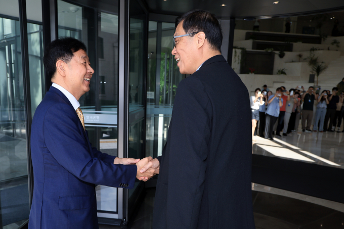  이창용 한국은행 총재(오른쪽)가 7일 오전 서울시 중구 남대문로 한국은행을 방문한 구윤철 경제부총리 겸 기획재정부 장관을 맞이하고 있다. /사진=뉴스1