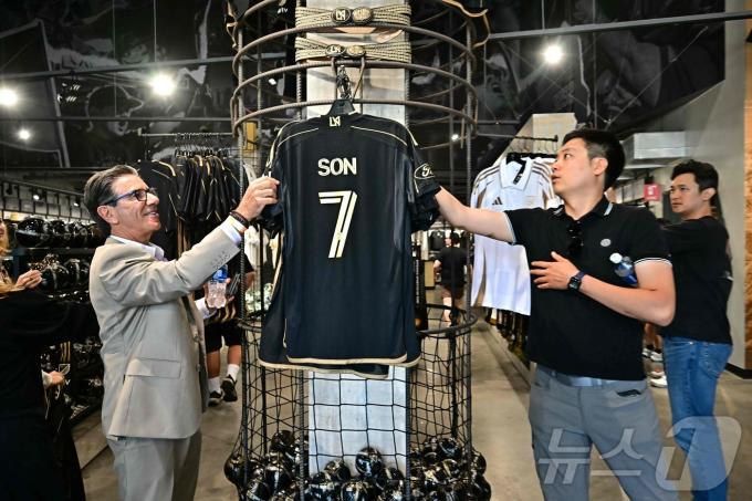 많은 관심을 받고 있는 손흥민의 등번호 7번 유니폼 ⓒ AFP=뉴스1
