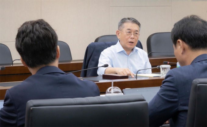 김준동 남부발전 사장이 6일 안전현안 점검회의를 진행하고 있다./사진=남부발전