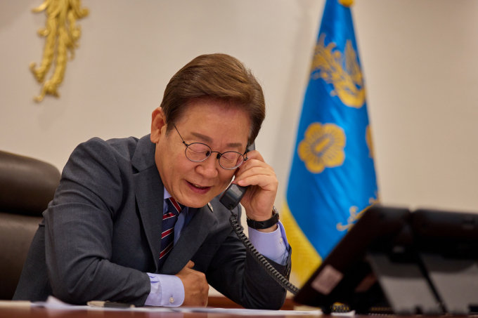 이재명 대통령이 오는 11일 또 럼 베트남 공산당 서기장과 정상회담 및 국빈 만찬을 갖는다. 사진은 지난 6월12일 이재명 대통령이 서울 용산구 대통령실 청사 집무실에서 르엉 끄엉 베트남 국가주석과 전화 통화를 하고 있는 모습. /사진=뉴시스(대통령실 제공)