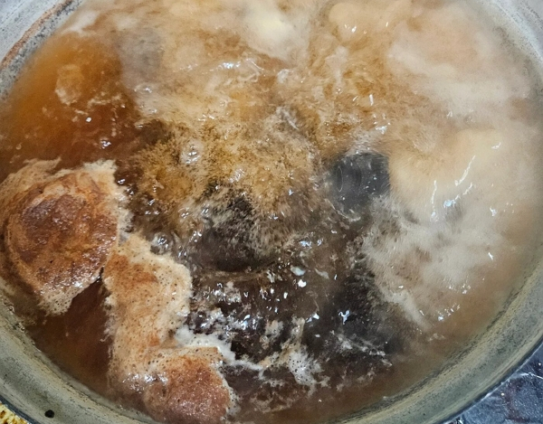 부산의 한 코인노래방 사장이 마이크를 열탕 소독한다고 밝혔다. 사진은 냄비 속에서 펄펄 끓고 있는 마이크 모습. /사진=온라인 커뮤니티 캡처