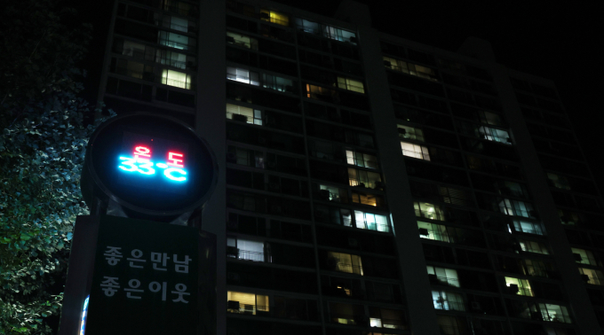 태백산맥 일대·제주도 외 전국 대부분 지역에 폭염특보가 발효되며 일부 지역은 열대야도 나타는 곳도 있다. 사진은 지난달 27일 밤 서울 한 아파트단지의 온도계가 33도를 나타내고 있는 모습. /사진=뉴스1