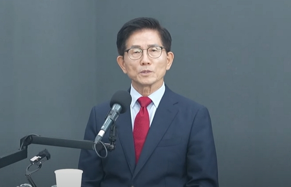 김문수 국민의힘 당 대표 후보가 윤석열 전 대통령이 다시 입당한다면 받아주겠다는 입장을 밝혔다. 사진은 자유우파 유튜브 토론회에 출연한 김문수 국민의힘 당대표 후보 모습. /사진=유튜브 채널 '고성국TV' 캡처