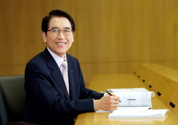 신창재 교보생명 회장이 창립 67주년 기념 행사에서 보험업계 과열경쟁 등에 대한 우려를 표명했다./사진=교보생명 