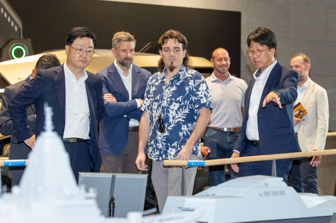 6일 HD현대 글로벌R&D센터를 방문한 팔머 럭키(Palmer Luckey) 안두릴 공동설립자가 HD현대가 개발 중인 무인수상정에 대한 설명을 듣고 있다. 사진 앞줄 왼쪽부터 주원호 HD현대중공업 특수선사업대표, 팔머 럭키 안두릴 공동설립자. /사진=HD현대중공업