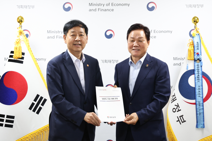 박완수 경남도지사(사진 우측)가 7일 기재부를 방문, 구윤철 경제부총리 겸 기재부장관에게 경남도 현안 국비 지원을 요청했다./사진=경남도