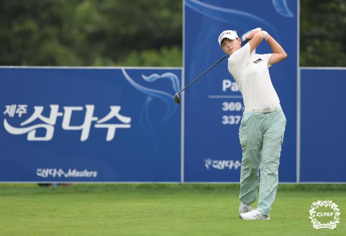박성현이 7일 열린 KLPGA투어 제주 삼다수 마스터스 1라운드에서 11번홀 티샷을 하고 있다. (KLPGA 제공)