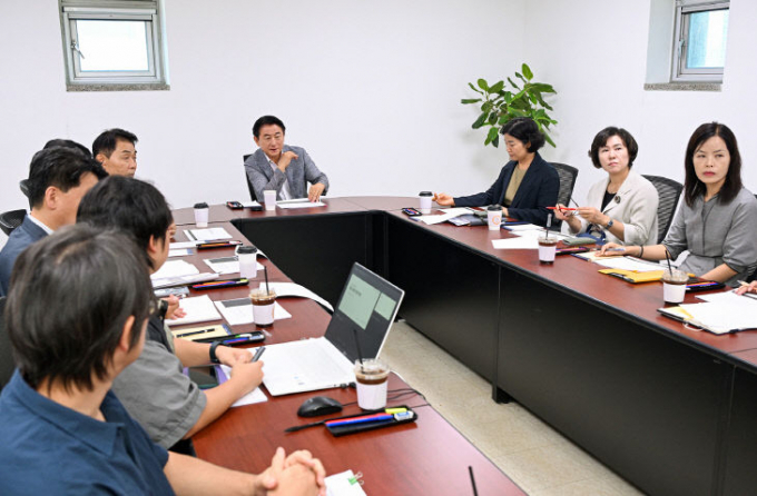 김동근 경기 의정부시장(가운데)이 회룡문화제 40주년 앞두고 준비상황 중간 점검하고 있다. /사진제공=의정부시