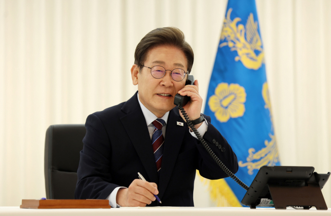 이재명 대통령과 도널드 트럼프 미국 대통령이 오는 25일 한미 정상회담을 개최할 예정이다. 사진은 지난 6월6일 이재명 대통령이 서울 한남동 관저에서 도널드 트럼프 미국 대통령과 전화 통화를 하기 위해 수화기를 들고 있는 모습. /사진=뉴시스