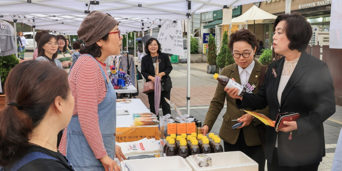 지난 5월 과천시 상권 활성화를 위한 동행축제에서 신계용 과천시장(맨 오른쪽)이 상인과 이야기를 나누고 있다.  /사진제공=과천시 