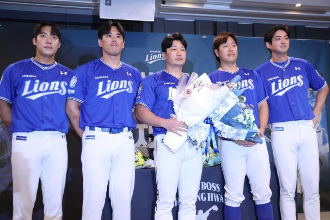 올 시즌을 끝으로 은퇴하는 삼성 라이온즈 투수 오승환이 7일 인천 오라카이 송도파크호텔에서 기자회견을 열었다. 왼쪽부터 원태인, 김재윤, 오승환, 강민호, 구자욱. (삼성 라이온즈 제공)