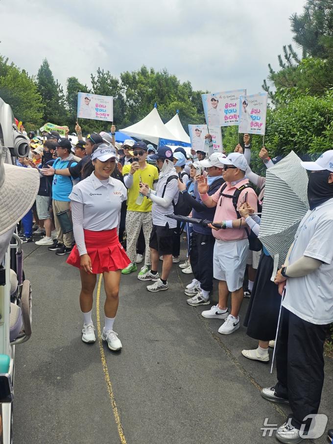 윤이나가 7일 열린 KLPGA투어 제주 삼다수 마스터스 1라운드 경기 도중 팬들의 응원을 받으며 이동하고 있다. ⓒ News1