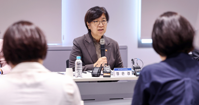 정은경 보건복지부 장관이 7일 서울 강남구 상성생명 일원동 빌딩에서 열린 환자·소비자단체 현장 간담회에서 "의료계·정부 갈등으로 불편을 겪은 환자·국민들께 깊은 사과의 말씀을 드린다"고 전했다. /사진=뉴스1