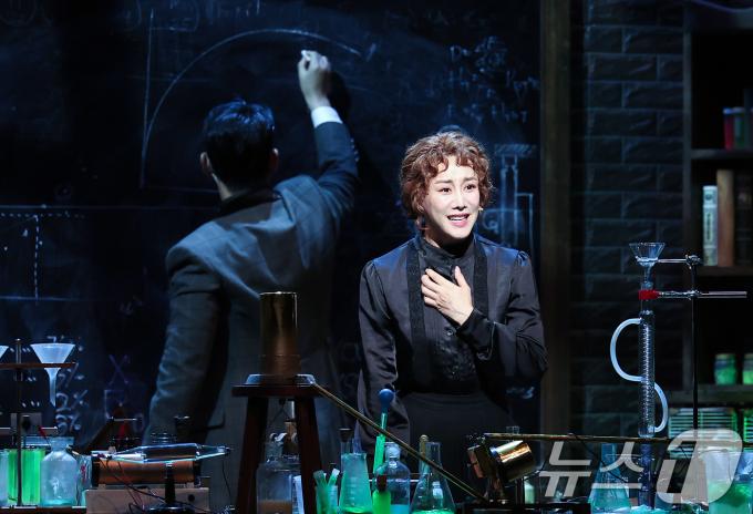 뮤지컬 배우 김소향이 7일 서울 강남구 광림아트센터 BBCH홀에서 열린 뮤지컬 '마리 퀴리' 프레스콜에서 연기를 펼치고 있다. '마리 퀴리'는 새로운 방사성 원소 라듐을 발견해 노벨상을 받은 여성 과학자 마리 퀴리의 삶을 모티브로 한 뮤지컬로 오는 10월 19일까지 공연한다. 2025.8.7/뉴스1 ⓒ News1 김성진 기자
