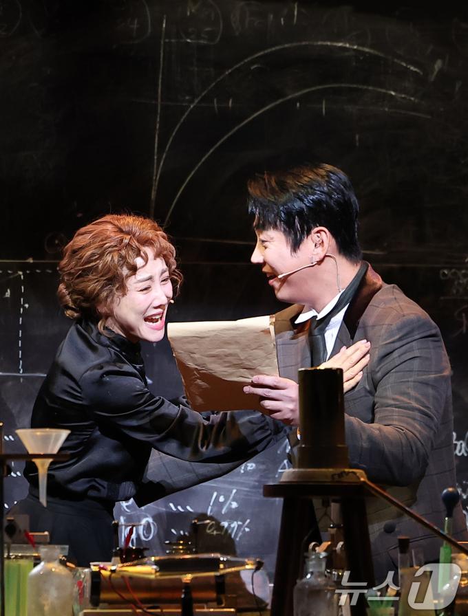 뮤지컬 배우 김소향과 테이가 7일 서울 강남구 광림아트센터 BBCH홀에서 열린 뮤지컬 '마리 퀴리' 프레스콜에서 연기를 펼치고 있다. '마리 퀴리'는 새로운 방사성 원소 라듐을 발견해 노벨상을 받은 여성 과학자 마리 퀴리의 삶을 모티브로 한 뮤지컬로 오는 10월 19일까지 공연한다. 2025.8.7/뉴스1 ⓒ News1 김성진 기자