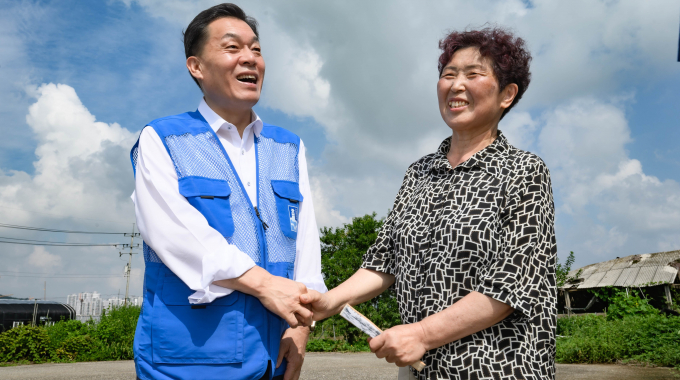 이재준 수원시장(왼쪽)이 7일 지역 주민과 밝은 표정으로 이야기를 나누고 있다. /사진제공=수원시