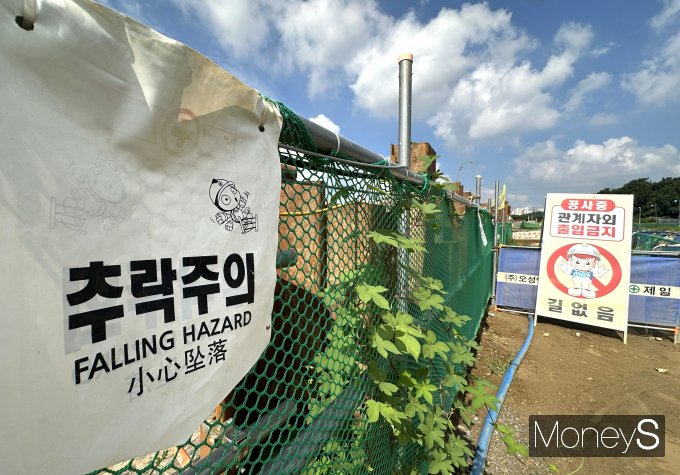 광명-서울고속도로 연장 공사현장에 추락 주의 안내문이 붙어있다. /사진=장동규 기자