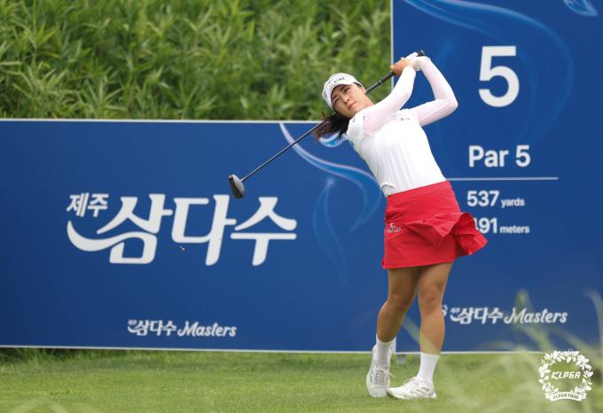 윤이나가 7일 열린 KLPGA투어 제주 삼다수 마스터스 1라운드에서 5번홀 티샷을 날리고 있다. (KLPGA 제공)