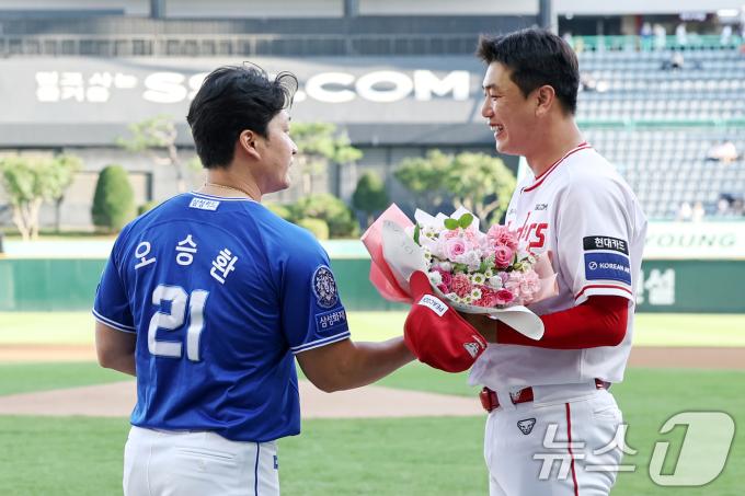 전격 은퇴를 선언한 삼성 오승환이 7일 오후 인천 미추홀구 SSG랜더스필드에서 열린 은퇴 기념행사에서 SSG 김광현으로부터 꽃다발을 선물 받고 있다. 2025.8.7/뉴스1 ⓒ News1 민경석 기자