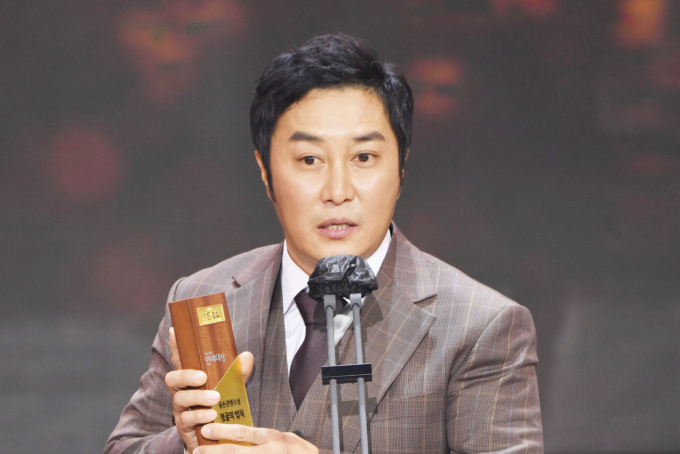 방송인 김병만(52)이 오는 9월 재혼을 앞두고 전처 딸의 친생자 확인 소송 관련 논란에 공식 입장을 밝혔다. 사진은 지난 2020년 서울 마포구 상암동 SBS프리즘타워에서 열린 '2020 SBS 연예대상'에서 골든 콘텐츠상을 수상한 코미디언 김병만. /사진=뉴시스