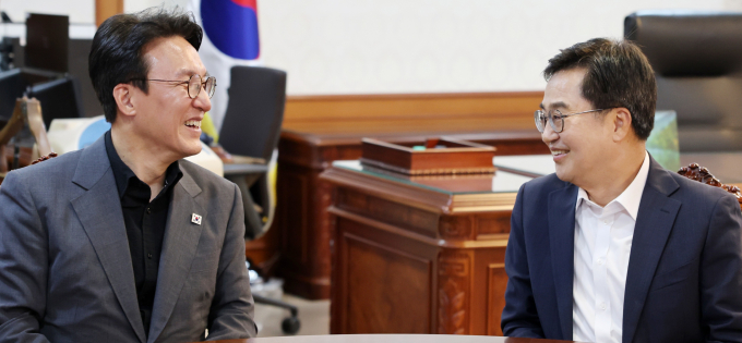 김동연 경기도지사(오른쪽)가 지난 7일 정부서울청사로 김민석 국무총리(왼쪽)를 예방해 미군반환공여지 등 겅기도 현안에 대해 의견을 나누고 있다. /사진제공=경기도