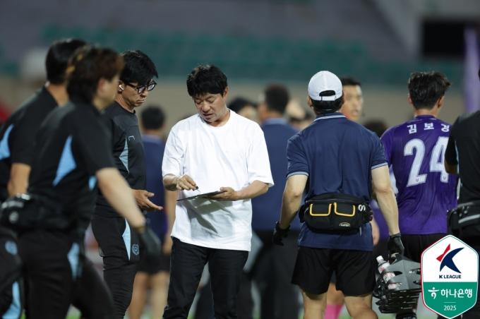 이제는 '모 아니면 도'다. 뒤가 없는 상황, 김병수 감독은 공격적인 운영을 펼치겠다고 각오를 밝혔다. (한국프로축구연맹 제공)