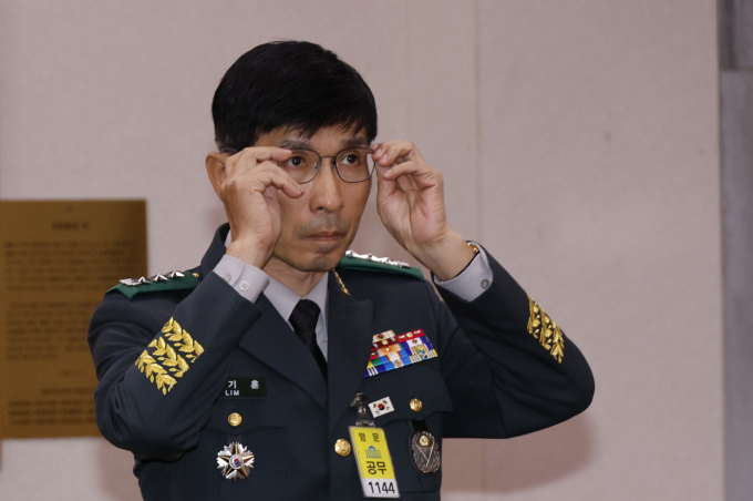 이명현 특별검사팀이 8일 서울 서초구 특검 사무실에 조태용 전 국가안보실장과 임기훈 전 국방비서관을 다시 불러 대면 조사를 진행한다.사진은 지난해 10월14일 임기훈 국방대학교 총장(전 국방비서관)이 서울 여의도 국회 법제사법위원회에서 열린 고위공직자범죄수사처 국정감사에 출석해 안경을 매만지는 모습. /사진=뉴스1