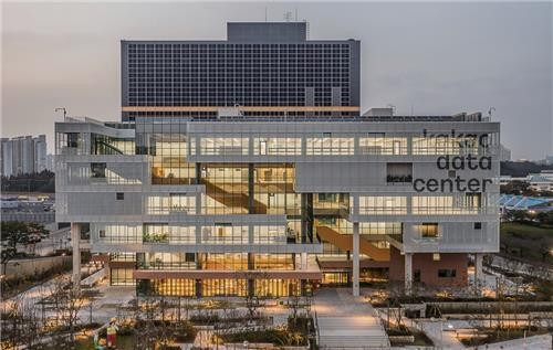 교보증권은 카카오에 대해 하반기 톡 개편과 AI 에이전트 도입으로 실적 개선이 본격화될 것으로 전망된다며, 목표주가를 7만6000원으로 상향하기로 했다.카카오 안산 데이터센터 안산/사진=카카오. 