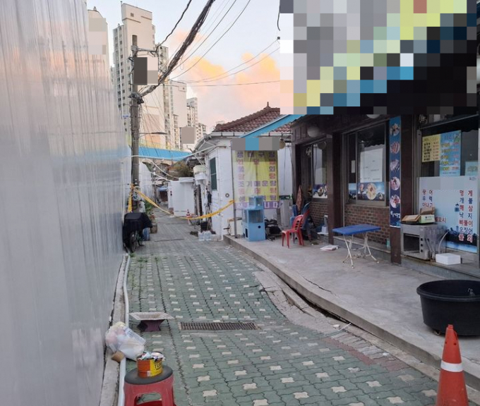 서울 동대문구 이문동 공사현장 인근에서 또 땅꺼짐이 발생했다. 사진은 지난 7일 오후 서울 동대문구 이문동의 한 공사 현장에 땅 꺼짐이 발생해 통제선이 쳐진 모습. /사진=뉴시스(동대문구 제공)