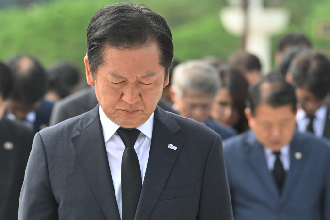 정청래 더불어민주당 대표가 8일 광주 북구 운정동 국립5·18민주묘지를 찾아 오월영령에 묵념한 뒤 대한민국 법대로 내란 세력을 척결하겠다고 말했다. /사진=뉴시스