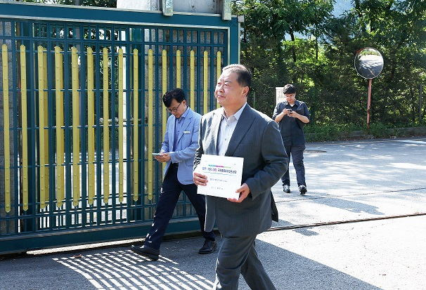 김경일 파주시장이 지난 7일 통일부를 방문해 '파주-개성 DMZ 국제평화마라톤대회' 개최를 위한 북한주민접촉신고서를 제출하러 가고 있다. /사진제공=파주시