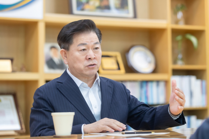 박승원 광명시장이 지난 6일 시장실에서 언론과 인터뷰를 하고 있다.  /사진제공=광명시
